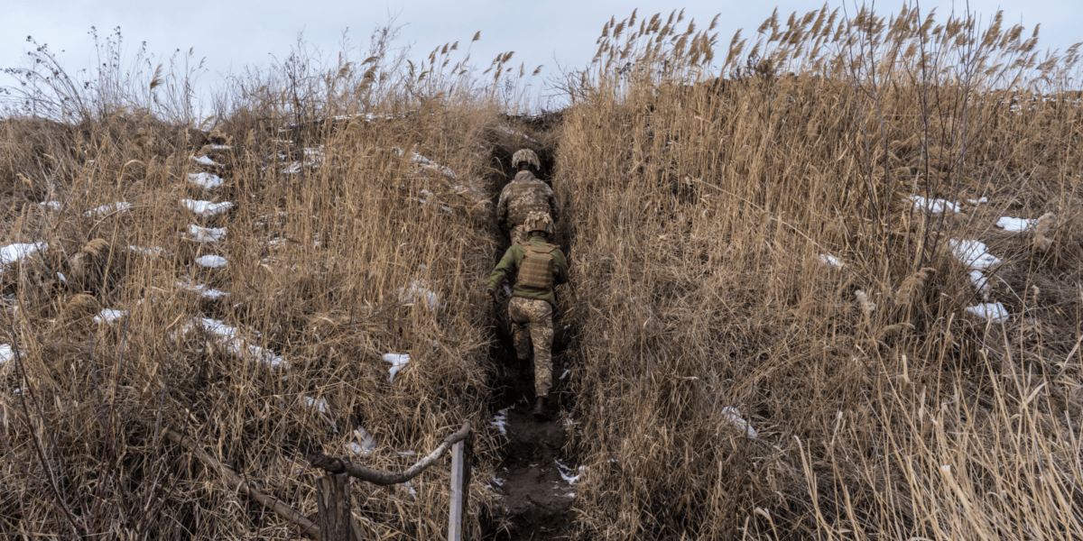 2022-02-04-ukraine-soldeirs-in-a-trench
